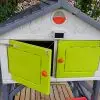 Grand Poulailler plastique et sa porte automatique solaire. Made in Jura.