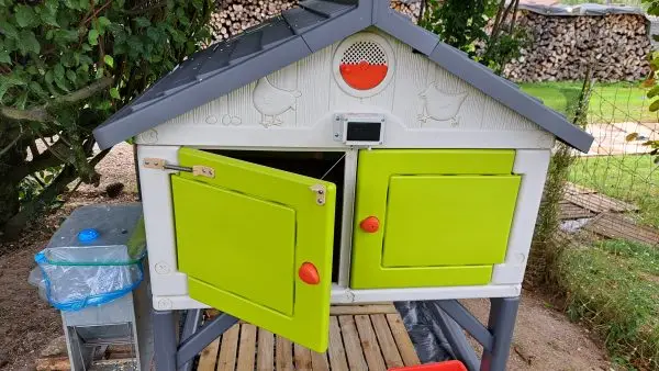 Grand Poulailler plastique et sa porte automatique solaire. Made in Jura.